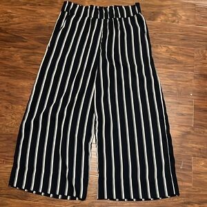 NWT Navy and White Striped Wide Leg Capris w/ Pockets
